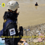 Langkah Dua Srikandi Relawan UIN Jakarta Antar Obat-Obatan untuk Warga Agam